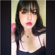 Profesora de educación física imparte clases a niños de todas las edades